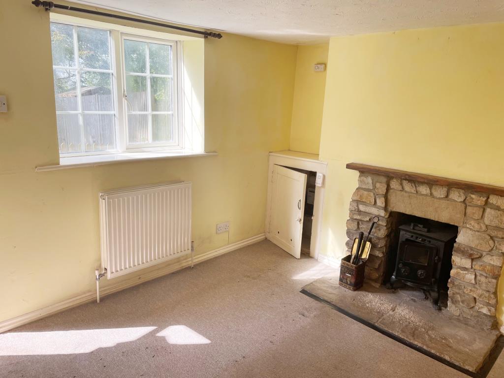 Lot: 25 - CHARACTER COTTAGE WITH GOOD SIZE GARDEN -